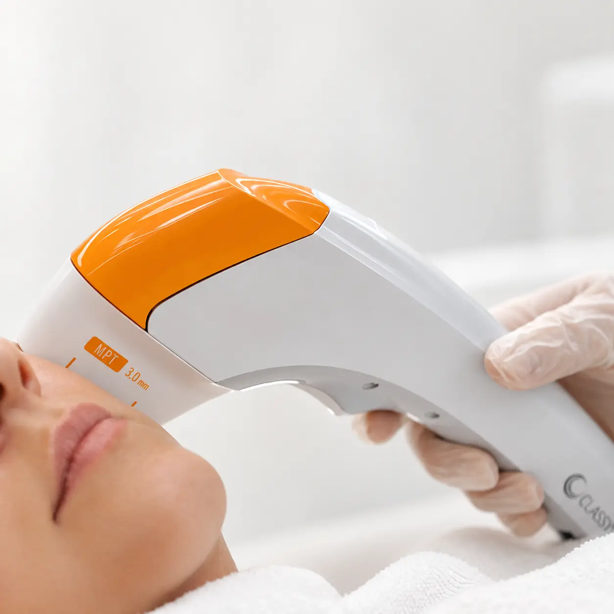 Aplicador de tecnologia MPT durante um procedimento facial